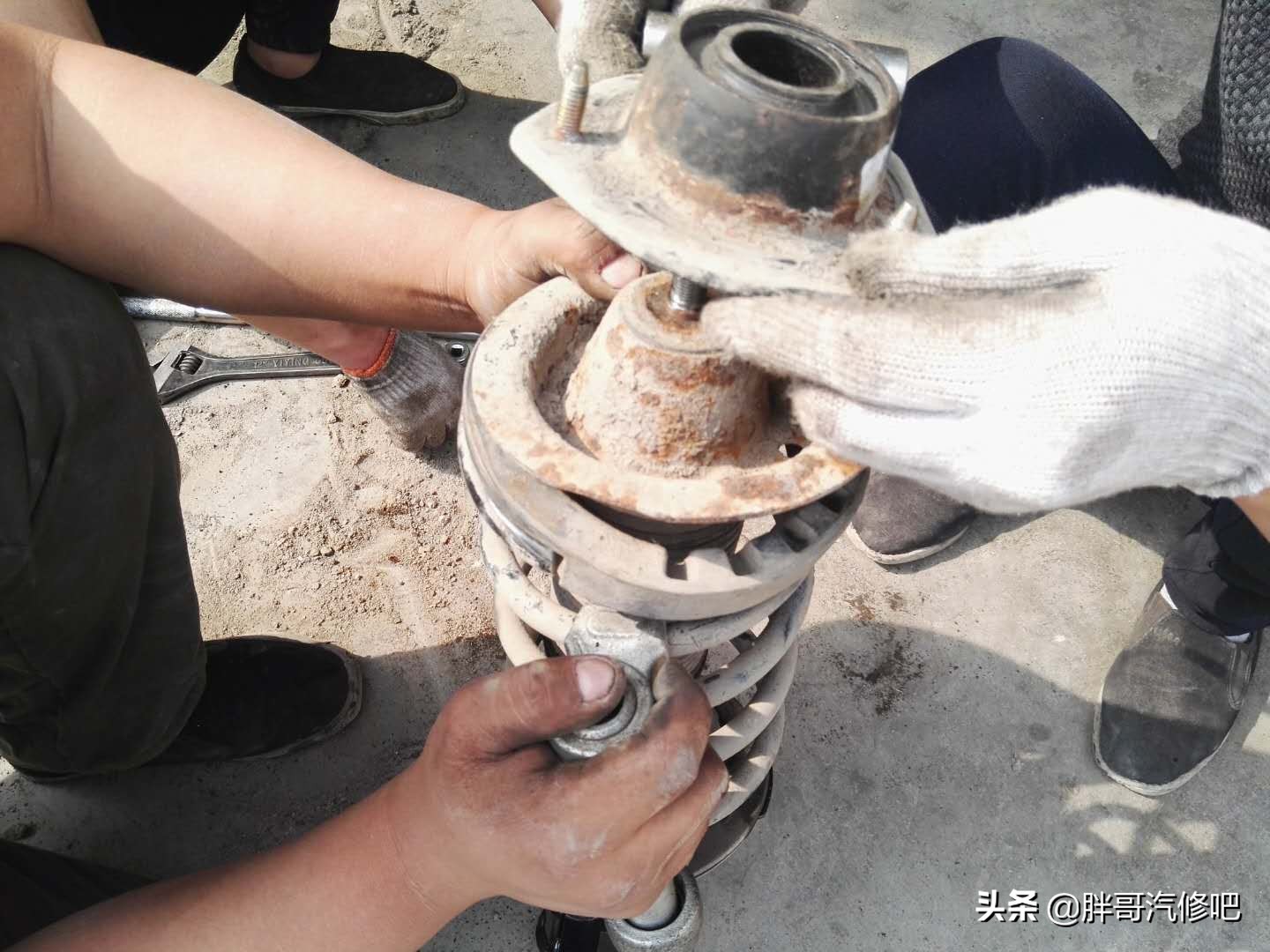 更换减震器怎么走保险,更换减震器教程和注意事项