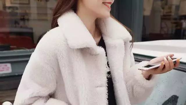 搭配哈伦裤的羽绒服推荐,白色灯芯绒哈伦裤搭羽绒服