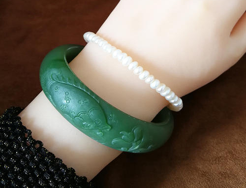 邓丽君一直佩戴的玉镯是圆的吗,邓丽君的翡翠手镯
