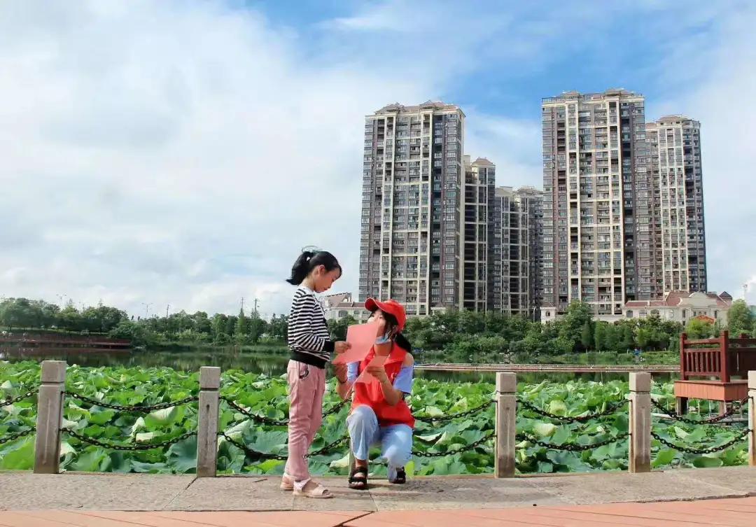 井冈山大学博士团到我县调研盐卤药化企业