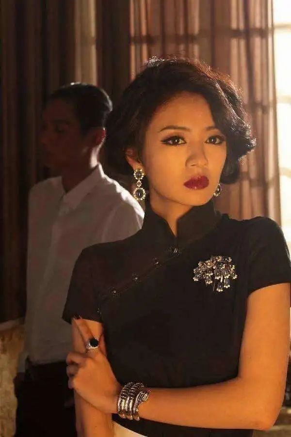 一袭霓裳七彩虹,一袭霓裳出自哪里