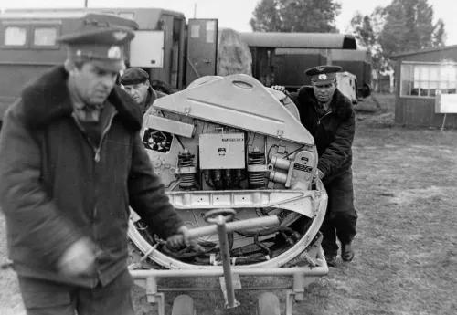 俄罗斯士兵喝酒撞机场护栏,俄罗斯士兵醉酒撞护栏