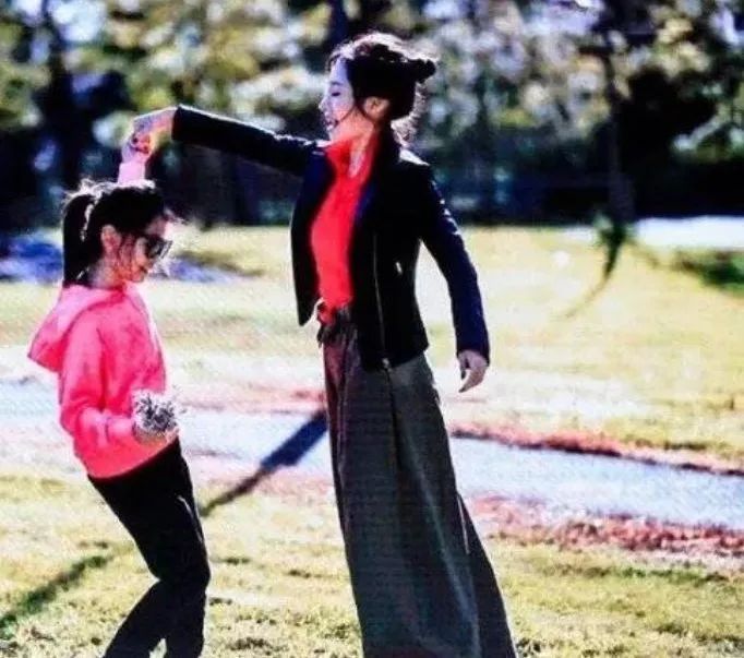 45岁刘敏涛风格大变,44岁刘敏涛活得有多潇洒