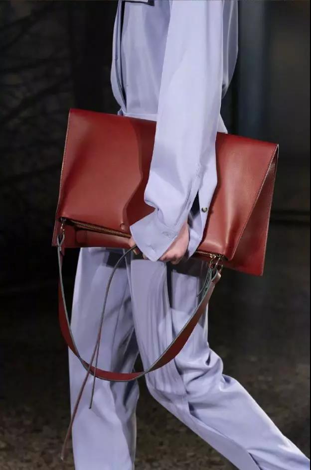 背出去的包包,包包背得长好看还是短好看