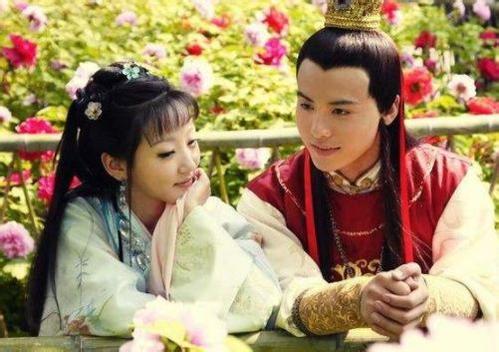 妻子上联:樱桃小口,齿椤椤,吞粗吐细,丈夫下联让她羞红了脸