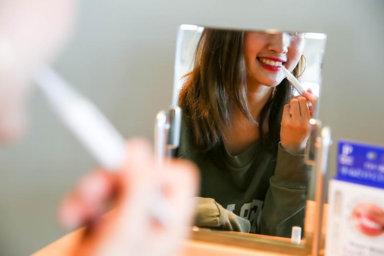 牙齿刷完白了过一会又黄了,牙齿涂氟涂一次大概多长时间