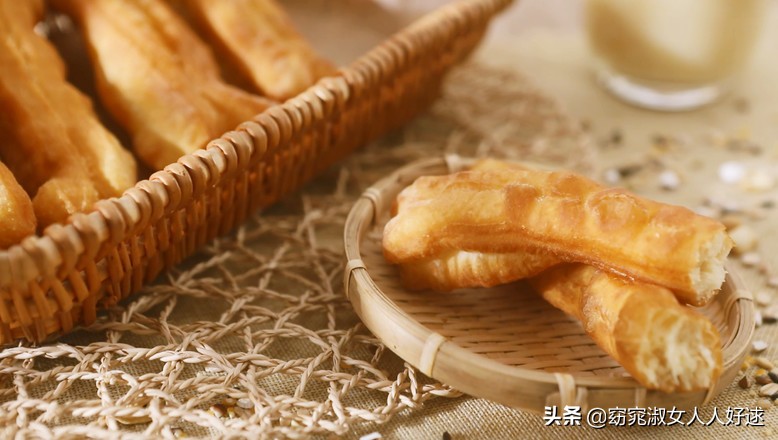 早餐油条怎么做酥脆松软完整教程,酥脆可口的油条是怎么做出来的