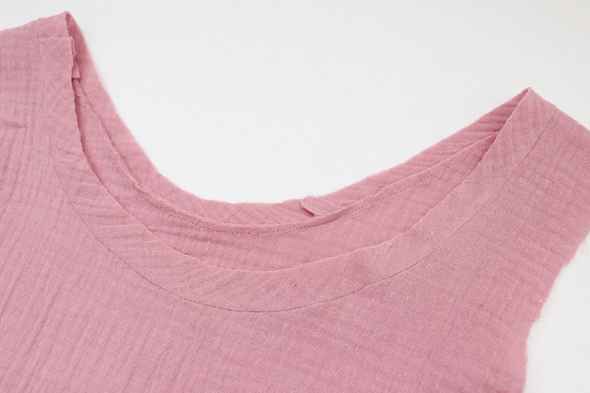 领口和领子的缝合方法,v领领口中间有三针平针缝合方法