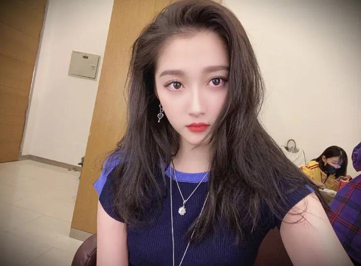 关晓彤同款only紫色小熊羽绒服,only关晓彤同款针织连衣裙