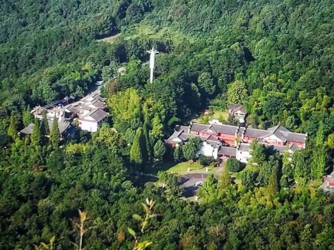 金华这座1.5亿高龄的山峰，浓翠蔽日，风清月朗，还有试胆石等你去挑战