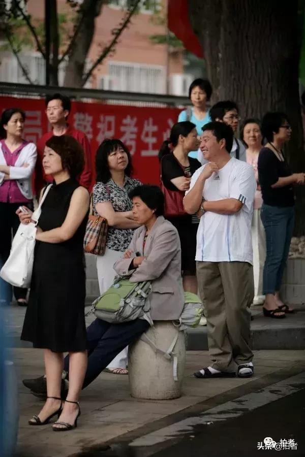 令人泪目的99张照片高考,高考家长等待图片