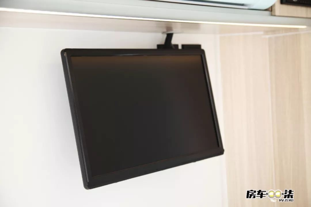 科斯升顶越野拖挂房车,平头轻卡双拓展自行式c型房车