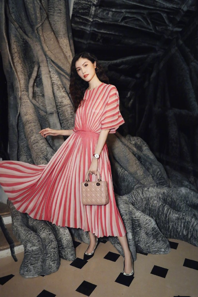 何穗穿衣搭配图片,何穗最新穿衣搭配图