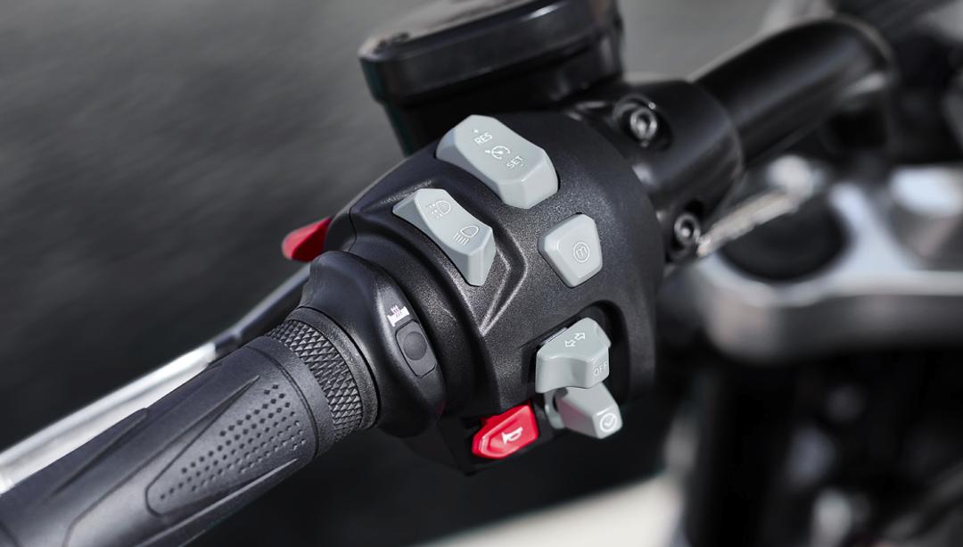 2万至3万双缸公认最好摩托车,2500cc三缸凯旋火箭