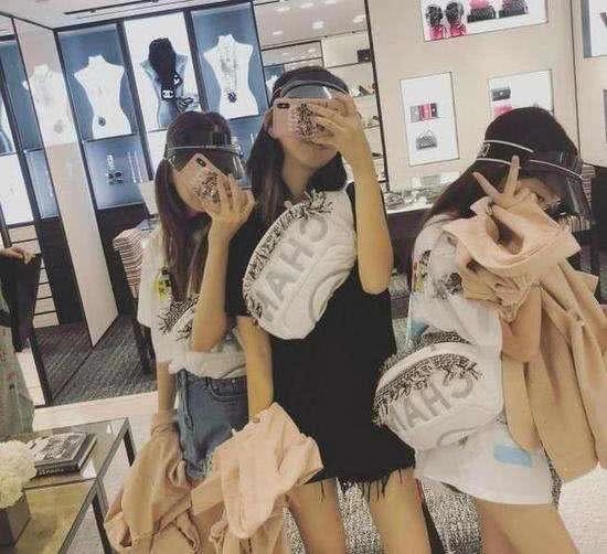 王菲女儿李嫣15岁多高,王菲女儿李嫣晒照越来越成熟了