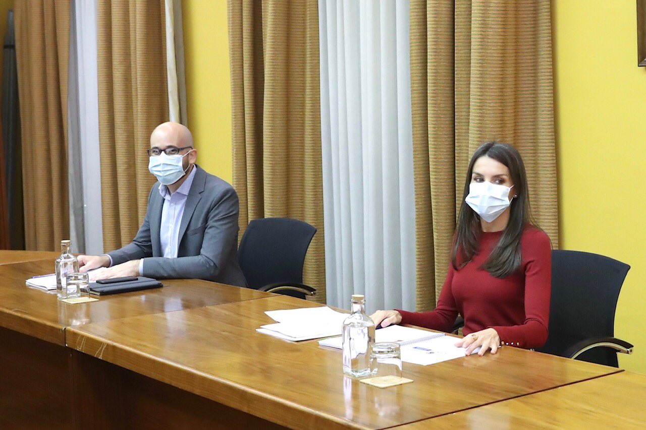 莱蒂齐亚王后黑色大衣图,莱蒂齐亚王后大衣搭配