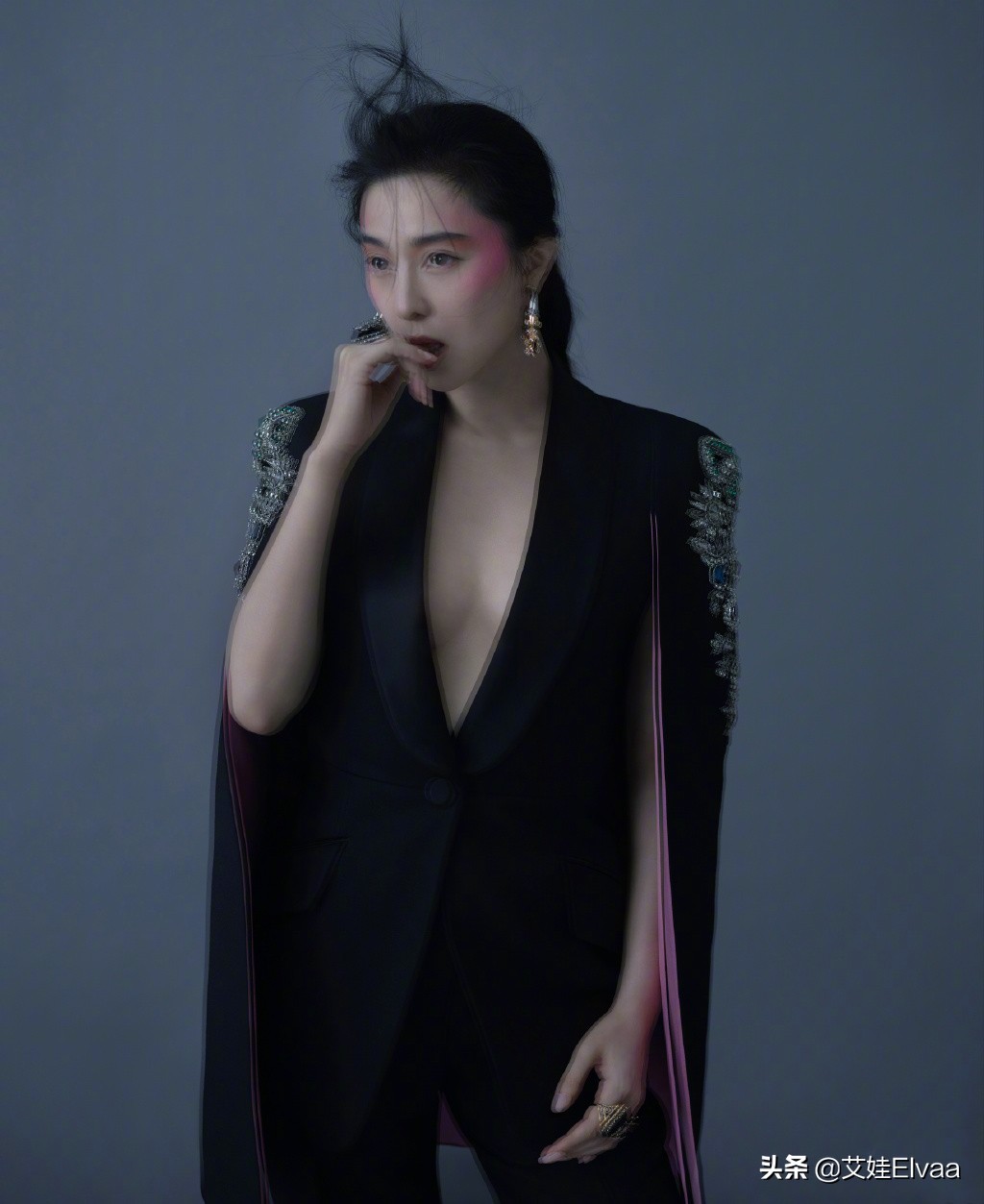 范冰冰深夜晒自拍照片,范冰冰现身贵妇范儿十足