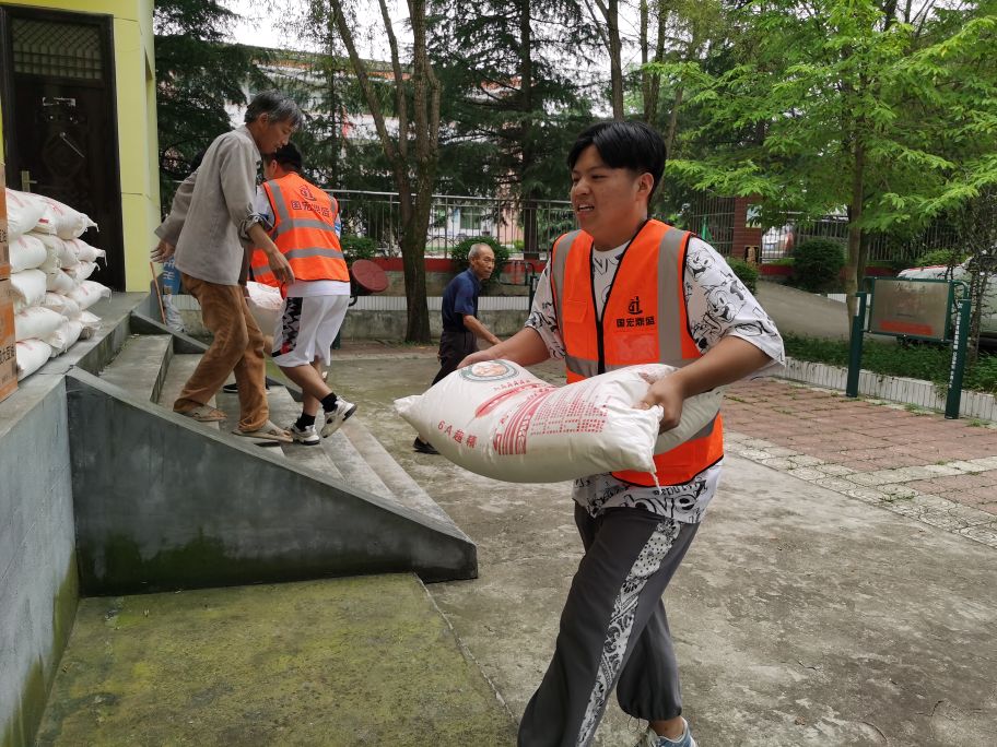 陕西国宏鼎盛建设有限公司援助洛南县保安镇眉底村开展生产自救