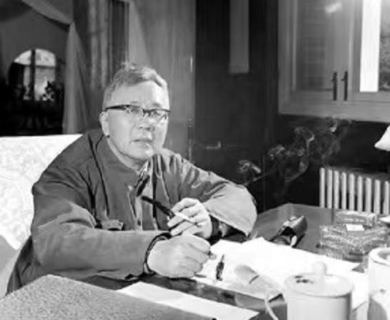 华罗庚读完《七律和郭沫若同志》，给毛主席写信：勤学毛著脱旧胎