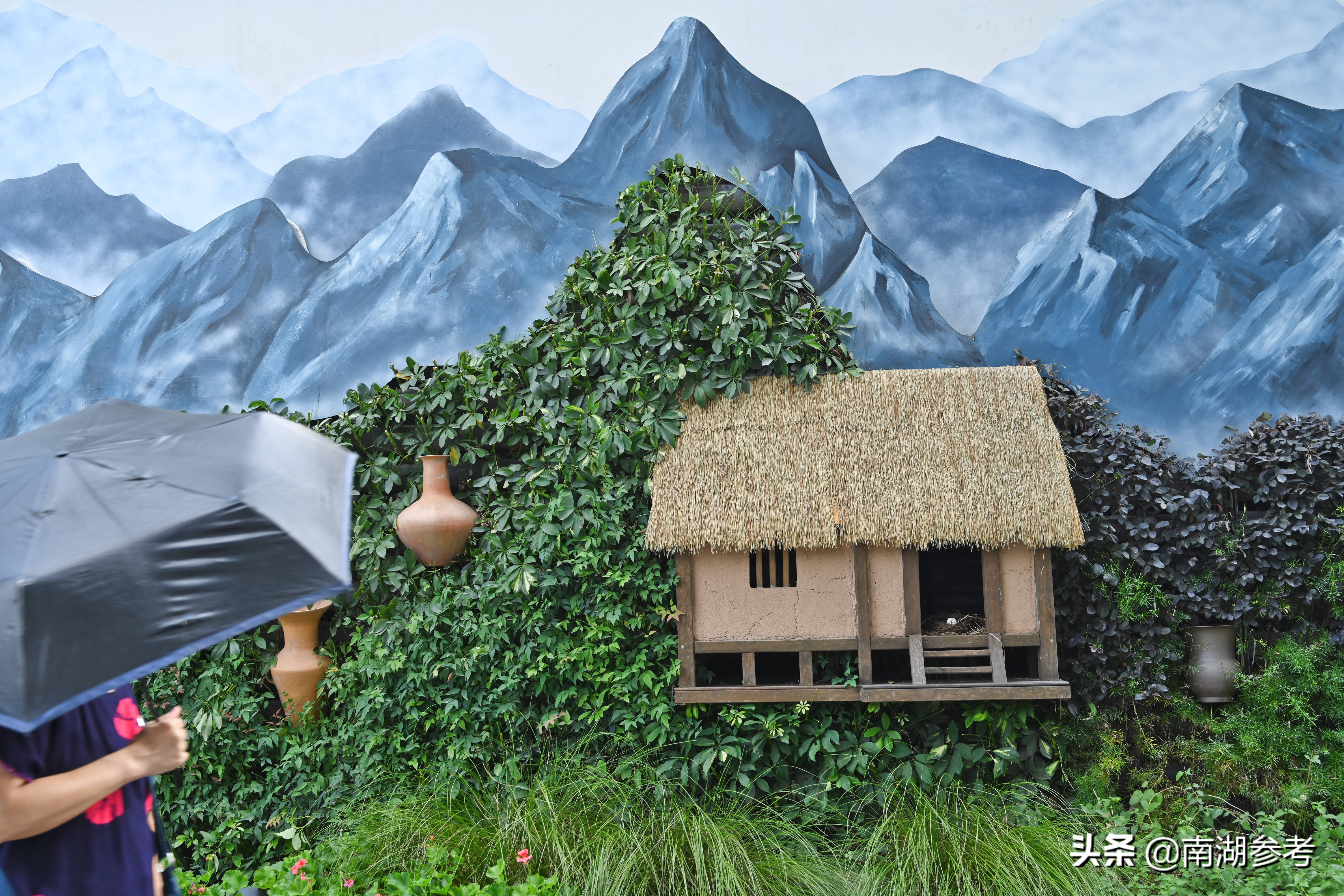 成都街头现3D木屋陶器玉璧墙绘风景“破”墙而出如画卷