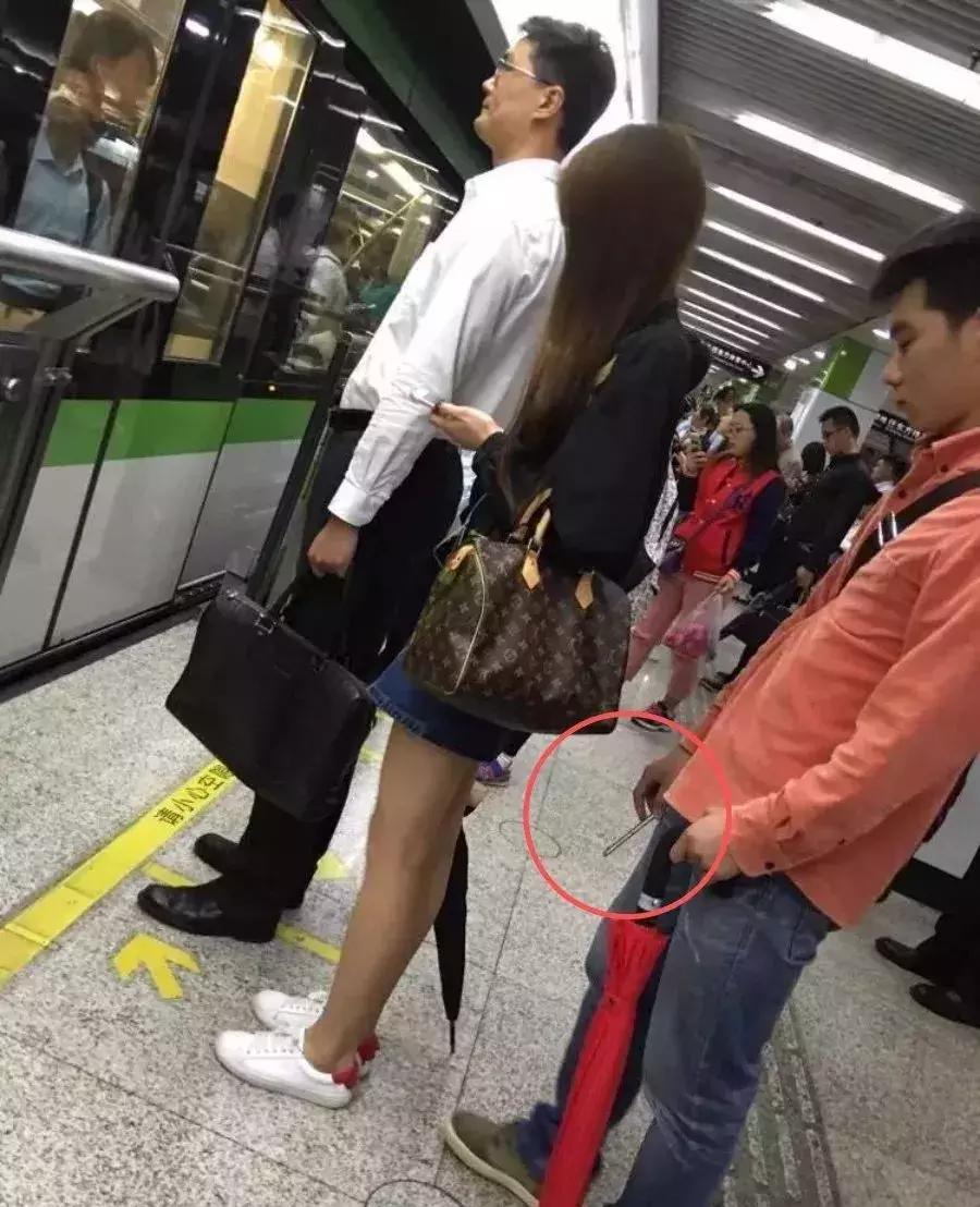 女孩们,小心你们裙底的镜头