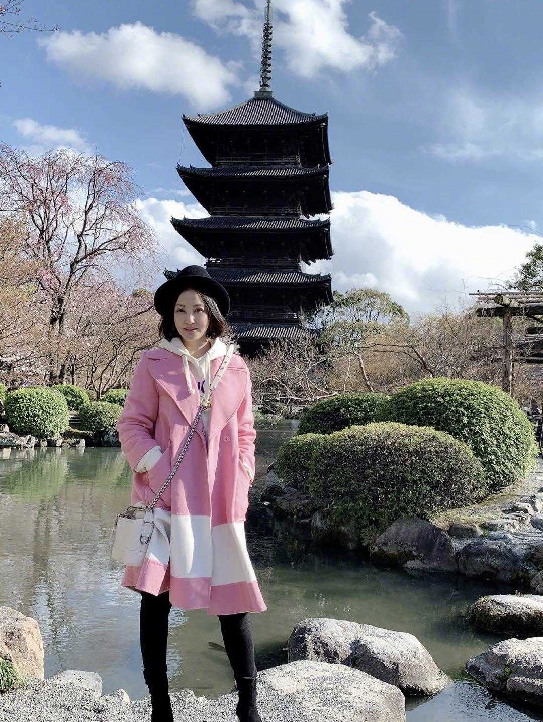 小陶虹年轻穿搭,陶虹穿大衣