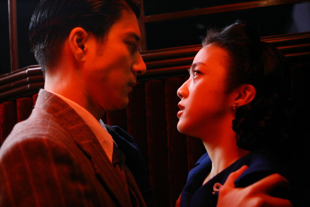 重看《色戒》,四个吸烟镜头,完美诠释出王佳芝的成长与挣扎