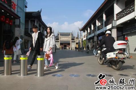 观前街又恢复了往日的热闹景象,观前街苏州老字号