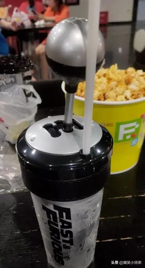 穿恨天高坐地铁的社死现场,两位男士都不忍看这次“崴脚表演”