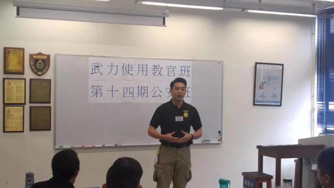 致敬坚守在一线的教师们,致敬警营里的老师们