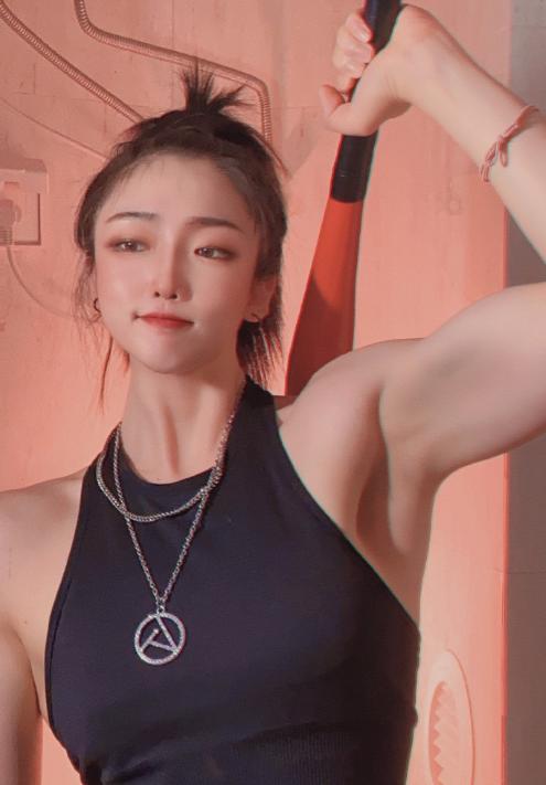 萌妹子小姐姐身材,萌妹的脸魁梧的身材