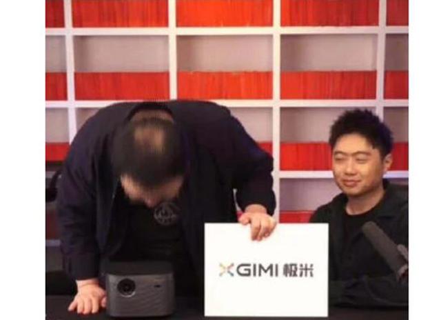 当罗永浩放下姿态跪着挣钱时,罗永浩挣钱才是最大的体面