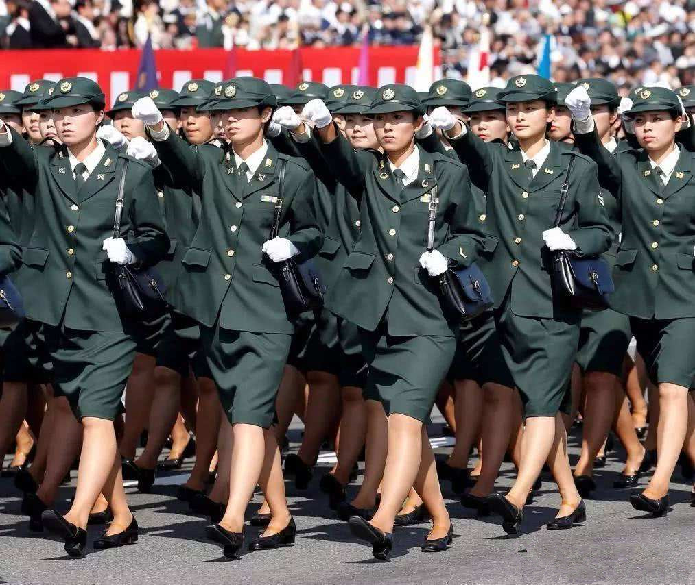 日本自卫队女兵为什么总挎着小包,日本陆上自卫队军用挎包