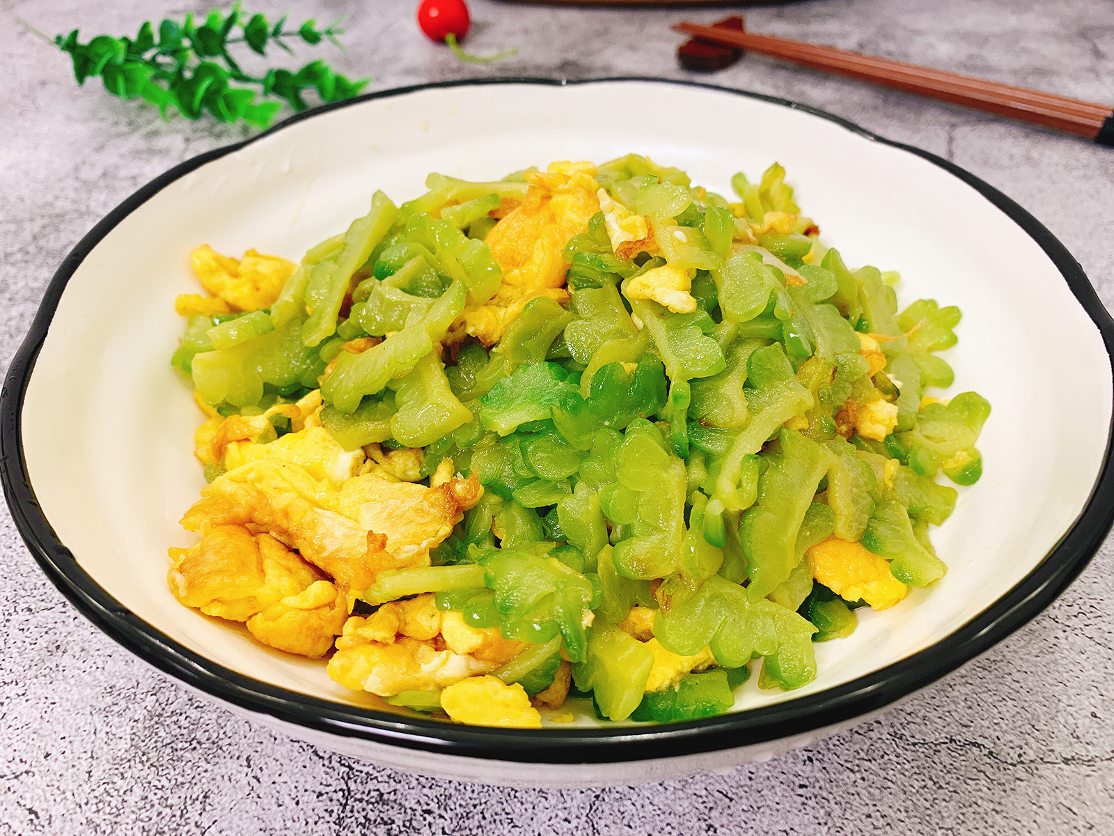 苦瓜炒之前一定要焯水吗,炒苦瓜要不要去籽