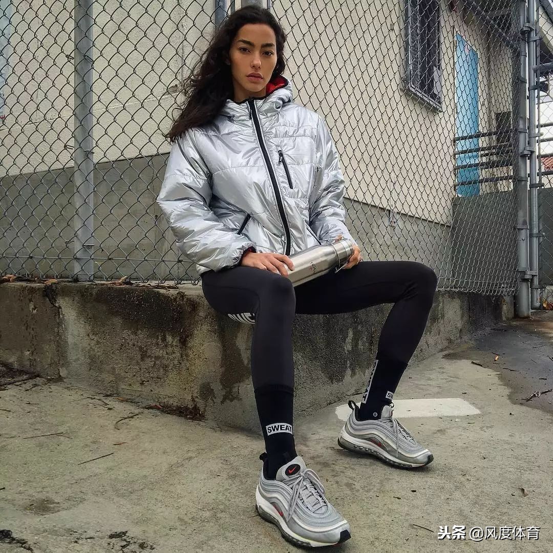 *窥偷**女神AdrianneHo的ins照片，我仿佛打开了新世界的大门……