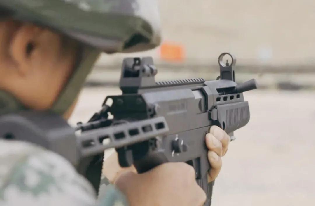 解放军先进武器帅照,解放军新步枪射击视频