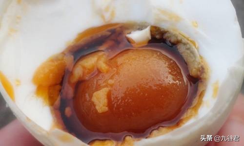 咸鸭蛋怎么会出油,咸鸭蛋为什么会出油多