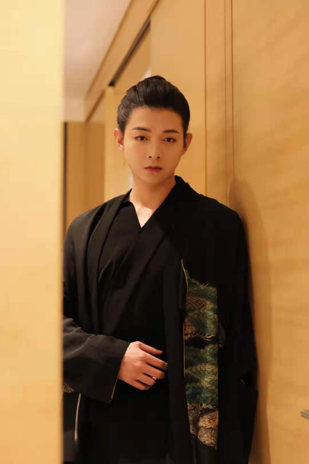 霍尊发文道歉宣布退圈，否认出轨恐吓信息量大，遭陈露发文再打脸