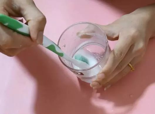 刷牙怎么掉一块牙结石,刷牙如何刷掉牙垢和脏东西