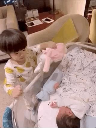 姜潮抱娃,姜潮抱儿子