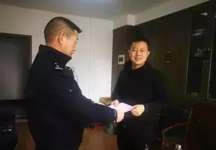上班睡觉被领导发“红牌”警告，真相竟是……
