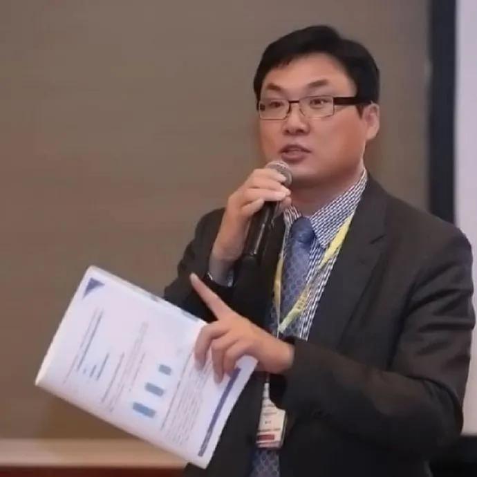 鲍毓明虐待14岁养女这三年：高管总裁的背后，是女儿无数次的哭喊