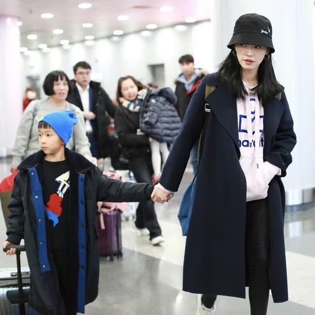 姚晨跟儿子在机场,小土豆呆萌的表情变潮男,这小嘴巴跟妈太像了