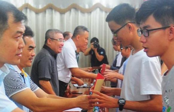 “我买了一双200元耐克鞋”,失去助学金,贫困生不配有好生活?