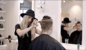 头发硬两边翘怎么办,男生头发很炸该怎么剪好看