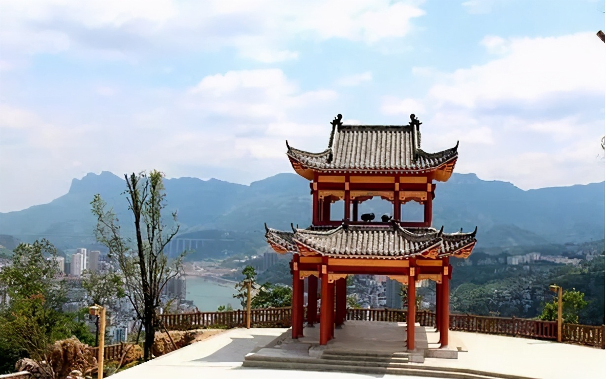 铜仁的一个县，拥有全省最大的天然石林景观，还有一棵楠木王