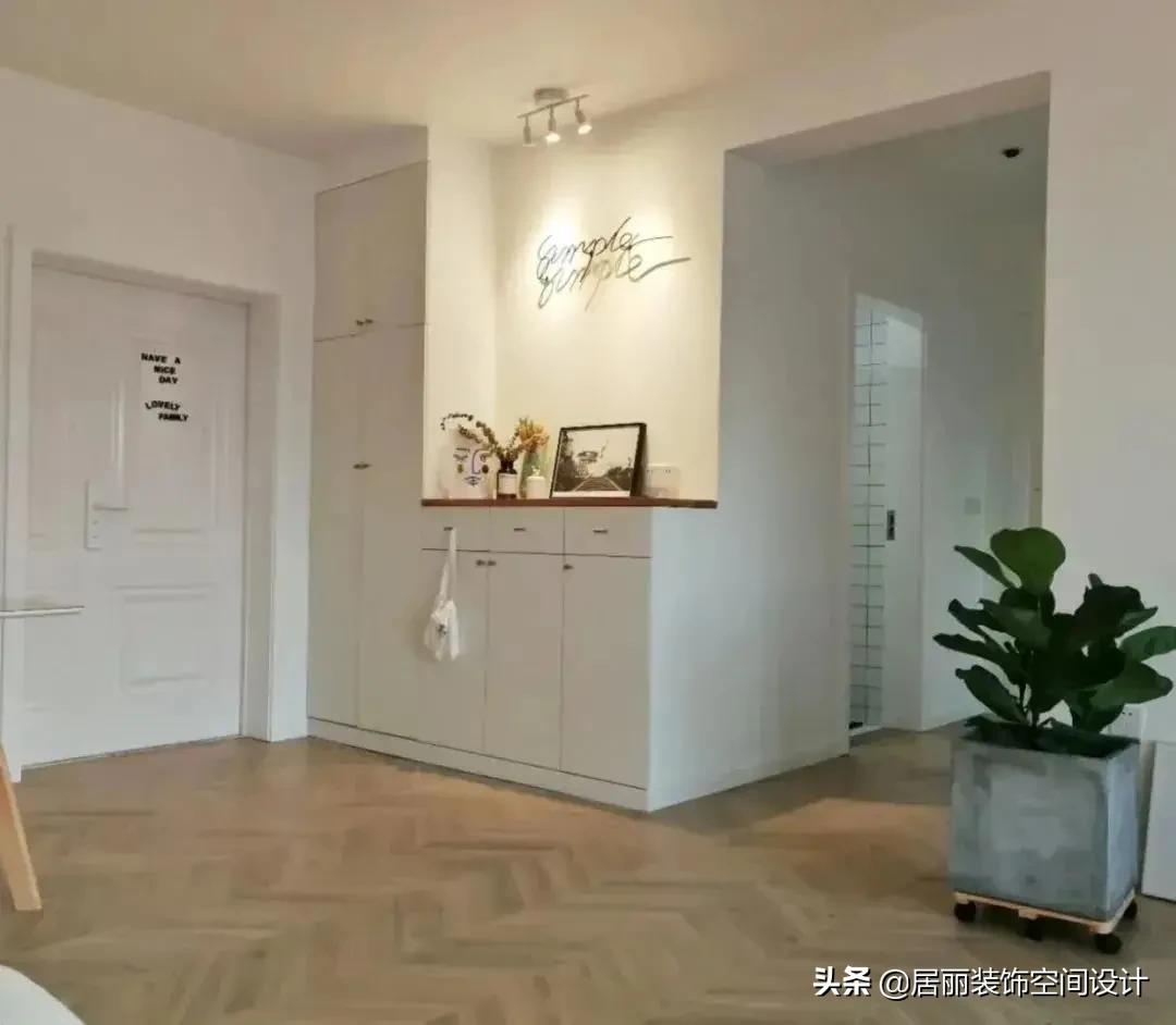 进门鞋柜设计图2022款现代风玄关,一进门就是客厅和餐厅玄关鞋柜