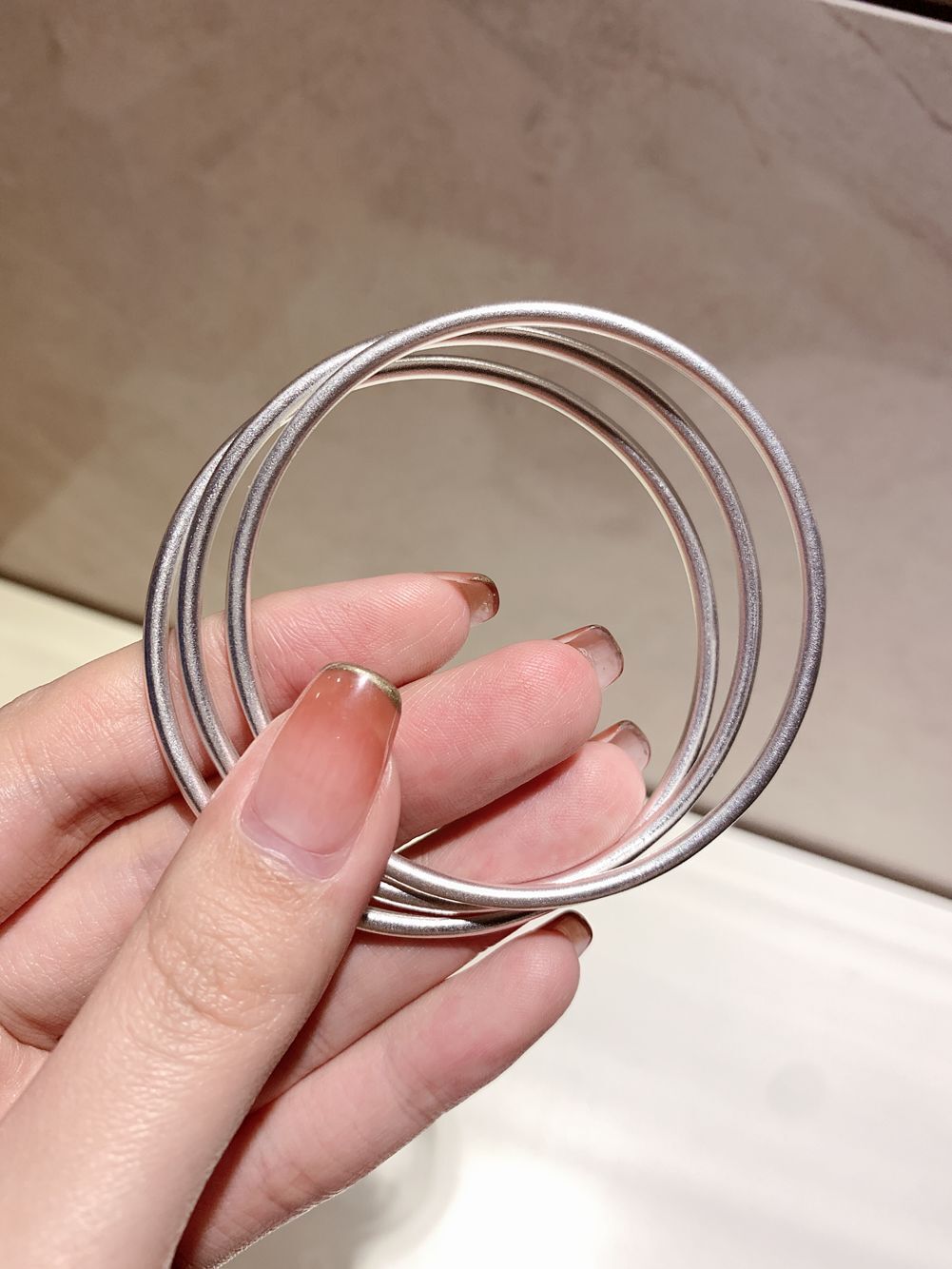 银手镯为什么会变黑视频,小孩戴银手镯突然变黑怎么回事