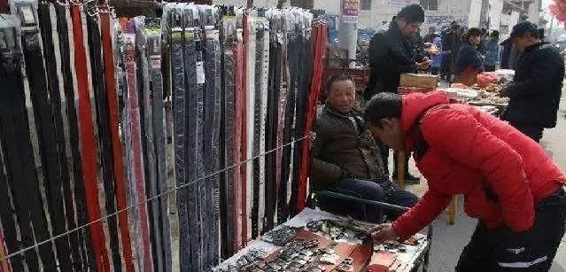 农村现割牛皮带,农村集市20元一根现割牛皮带