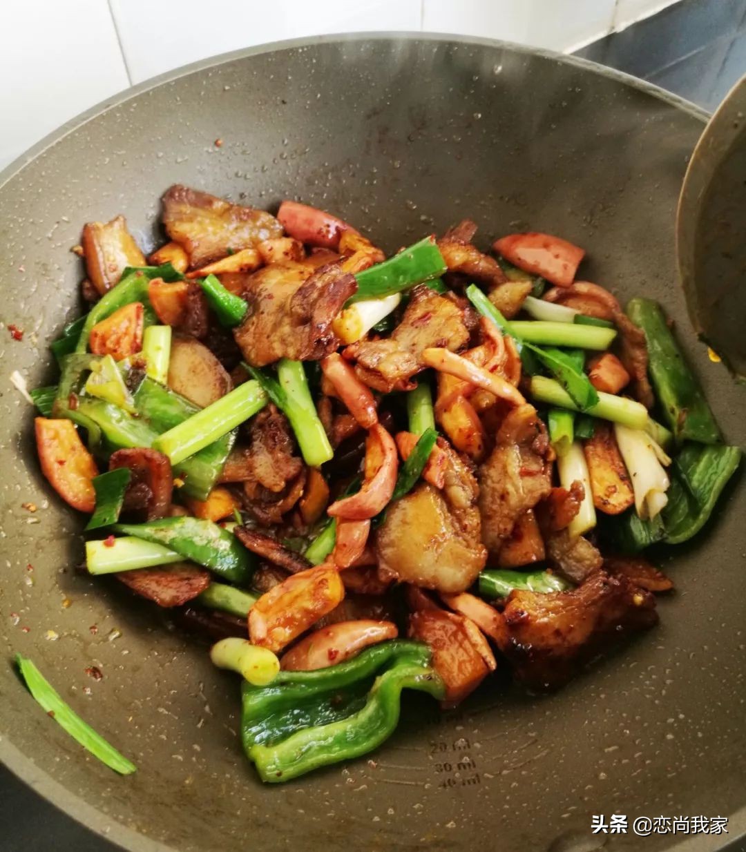 这个农家小炒菜,用萝卜干和猪肉一起炒,下饭就是香,肉贵也要吃